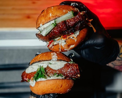 Asijské burgery s bůčkem podávané na cateringové akci