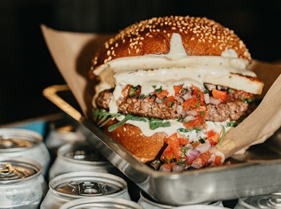 Hovězí burger z nabídky Rezavá Catering