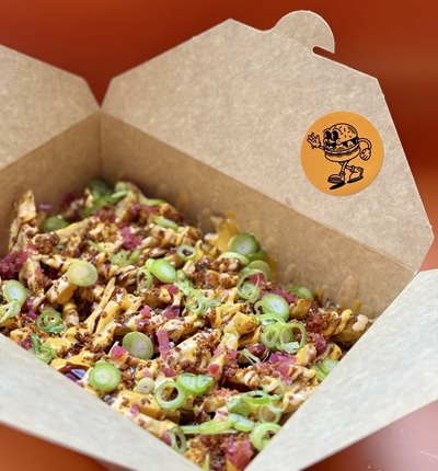 Loaded fries se slaninkou s cheddarovou a BBQ omáčkou