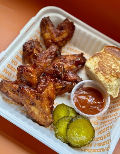 Smažená křidýlka s brioškou a BBQ omáčkou