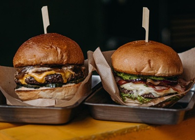 Výběr dvou burgerů z cateringu